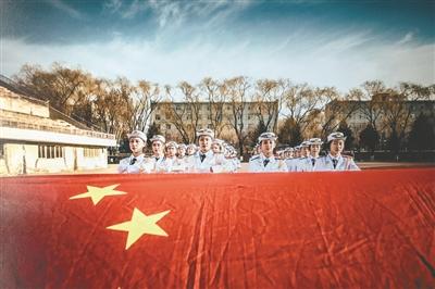 甘肃:女子结婚,因和巨兴茂撞脸火出圈,看到新郎网友直呼:般配